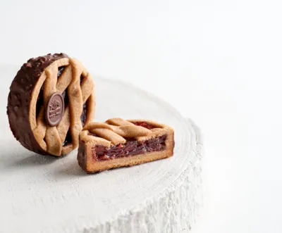 Csokoládéval bevont málnás tart